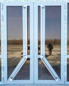 Подробнее о статье Двери с металлическими ручками